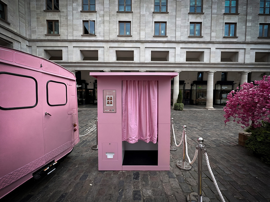 Burberry_Her_London_Photo_Booth_1.jpg