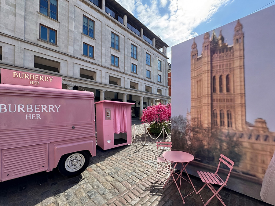 Burberry_Her_London_Photo_Booth-2.jpg