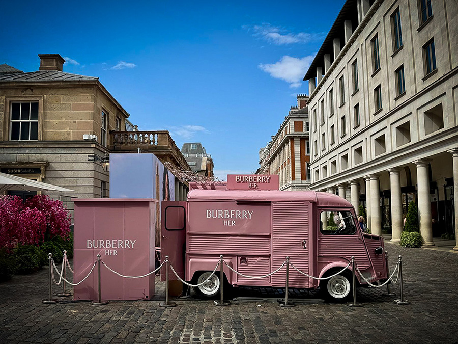 Burberry_Her_London_Photo_Booth-3.jpg